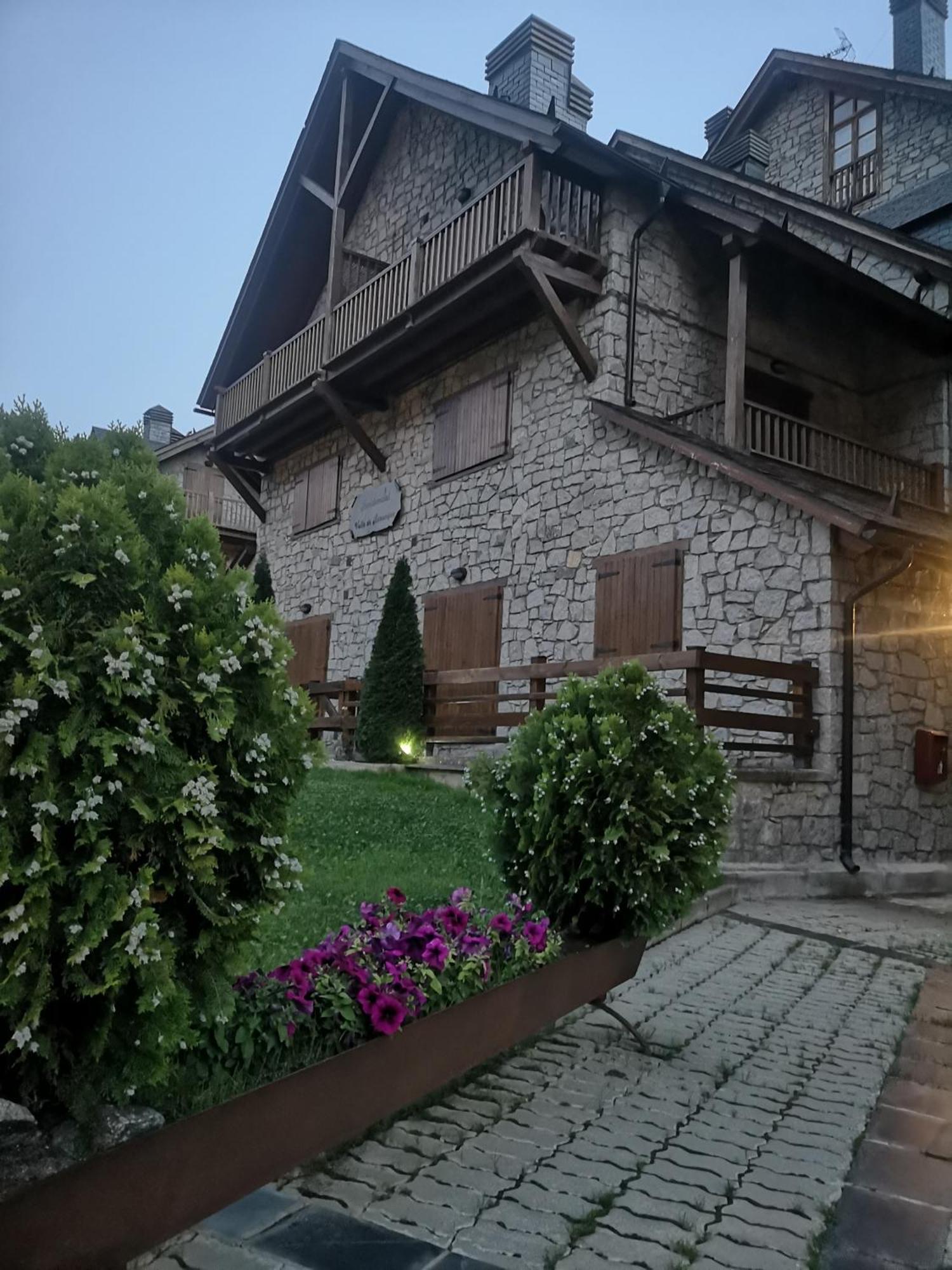 Residencial Valle De Benasque Extérieur photo